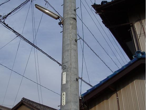 防犯灯が取り付けられている電柱番号の写真