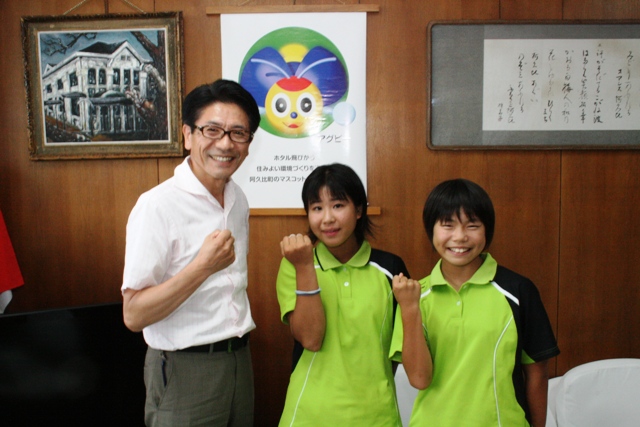 第29回全日本小学生ソフトテニス選手権大会に出場した英比小6年の井本寛乃さん（右）と草木小6年の林有沙さん（左）