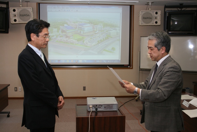 委員長から新庁舎建設基本設計案の報告を受ける町長