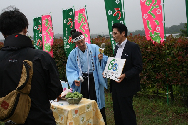 応援団長の憲俊さんと共演する町長