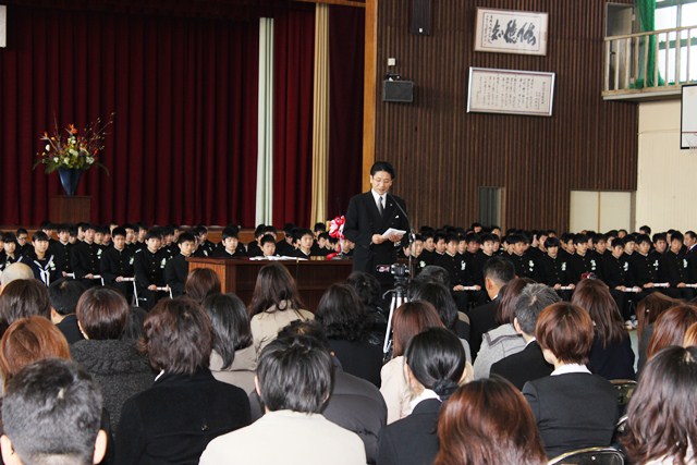 阿久比中学校卒業式で卒業生や保護者にあいさつをする町長