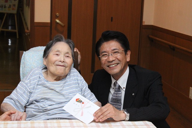町長と笑顔で話す104歳の菊地トリノさん