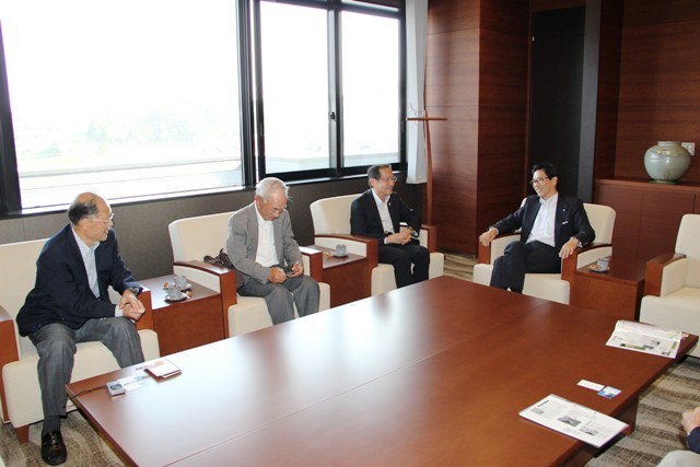 倉吉市長、鳥取県人会の皆さんと歓談する町長