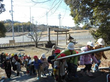 多賀神社の階段を上る子どもたち