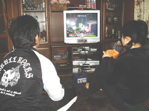 テレビゲームをする子供たち