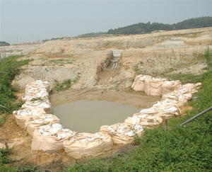 住宅に隣接する沈砂池