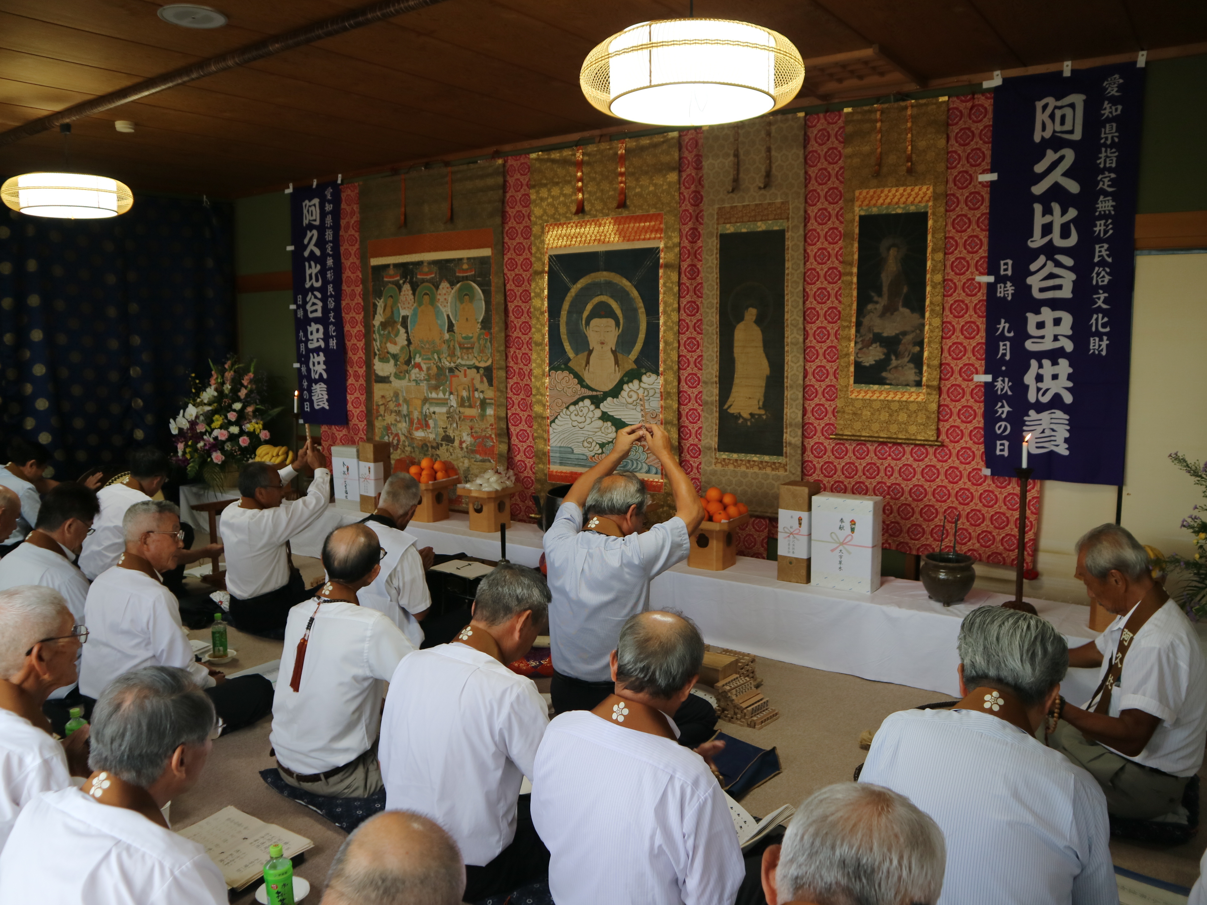 道場での百万遍念仏の様子