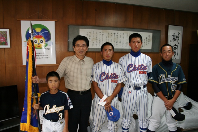 第42回日本少年野球選手権大会に出場する小学生と中学生