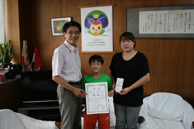西日本ジュニア大会平行棒入賞の賞状を披露する青木翔汰君（中央）と生徒の母親（右）