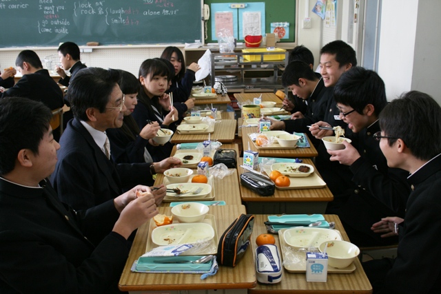 阿久比中生徒と一緒に給食を食べる町長