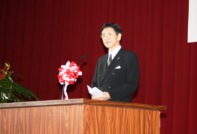 阿久比中学校卒業式で卒業生にはなむけの言葉を贈る町長