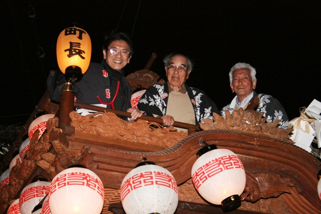 4月21日、大古根地区の山車に乗る町長