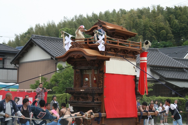 萩地区の「萩大山車」の高欄に乗る町長