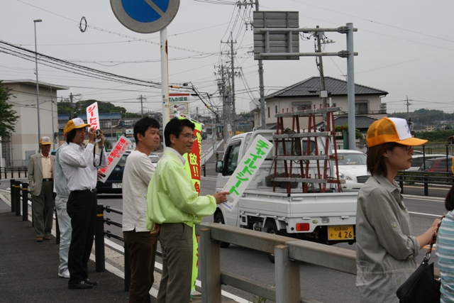 安全安心大会終了後オアシス大橋西信号交差点で交通安全と防犯を呼び掛ける町長