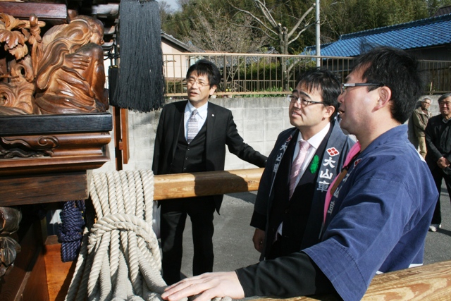 愛知県知事と萩地区の山車を見る町長