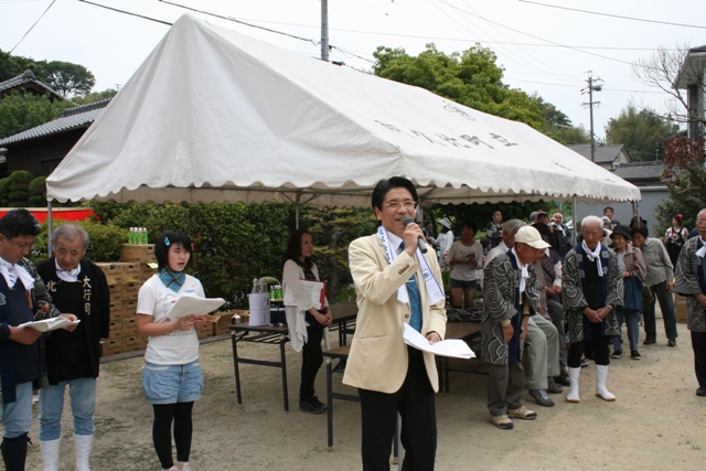 東部地区山車祭りであいさつをする町長