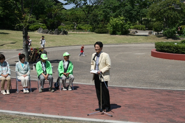 梅まつりの開会式であいさつをする町長