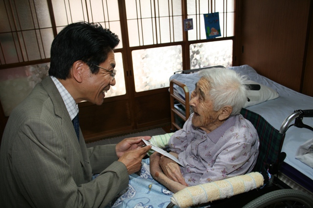 町長からの問い掛けに笑顔で応える関隆子さん（104歳）