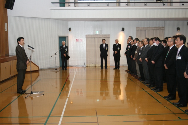 仕事納め式で職員を前に1年を振り返る町長