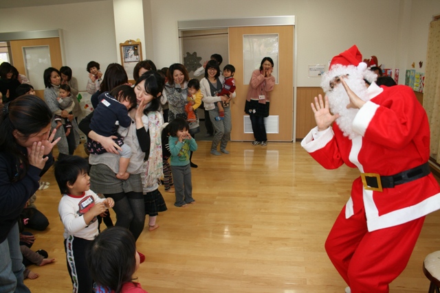 あぐぴっぴに集まる子どもたちと歌を歌う町長