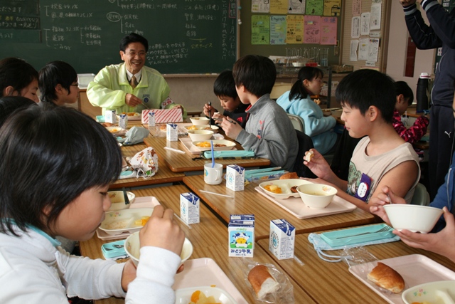 東部小学校児童らと給食を食べる町長