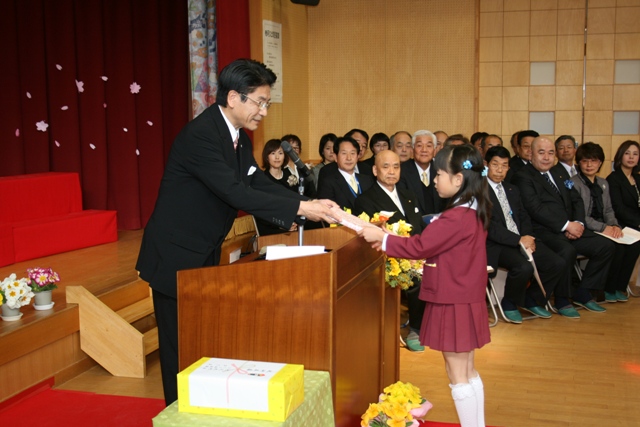 卒園する園児らに記念品を贈る町長