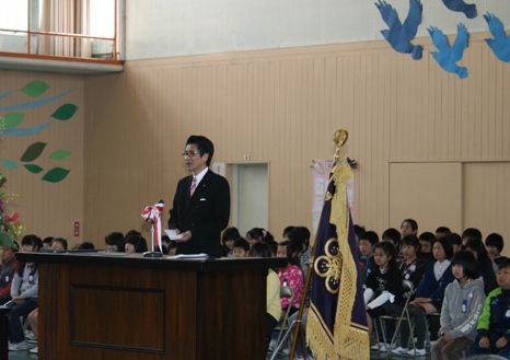 東部小学校入学式であいさつをする町長