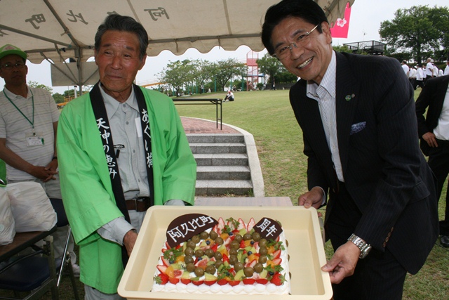 ウメで「60」と飾ったケーキを披露する町長