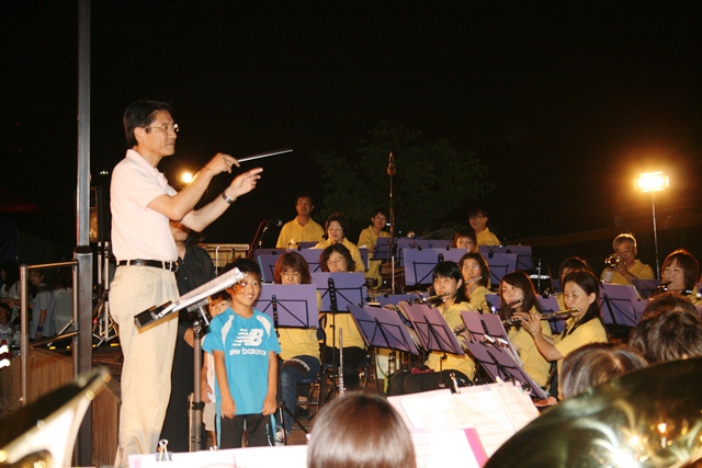 阿久比吹奏楽団を指揮する町長