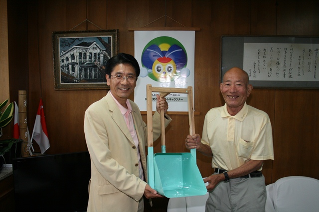 ちり取りを寄贈してくださった、東海市在住の小島浩男さん