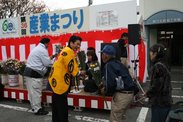 産業まつりで苗木を配布する町長