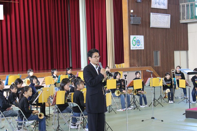 音楽祭であいさつをする町長