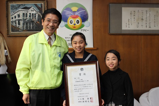 中央田中琴乃(阿久比中3年)さん、右由真(英比小3年)さんの姉妹