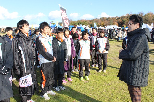 選手の皆さんを激励する町長