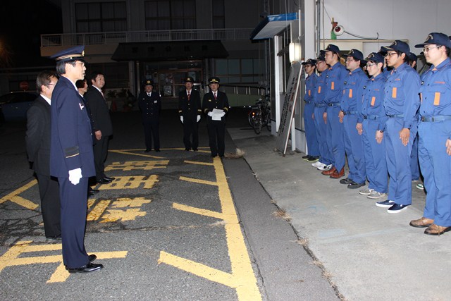 年末夜警を行う消防団員を激励する町長