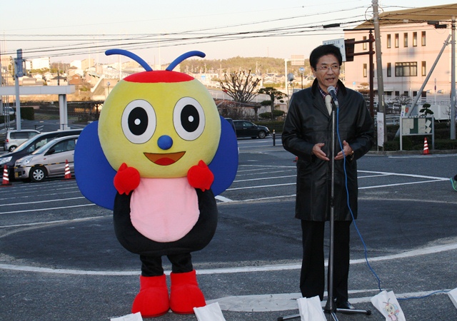 イベント開催のあいさつをする町長とアグピー