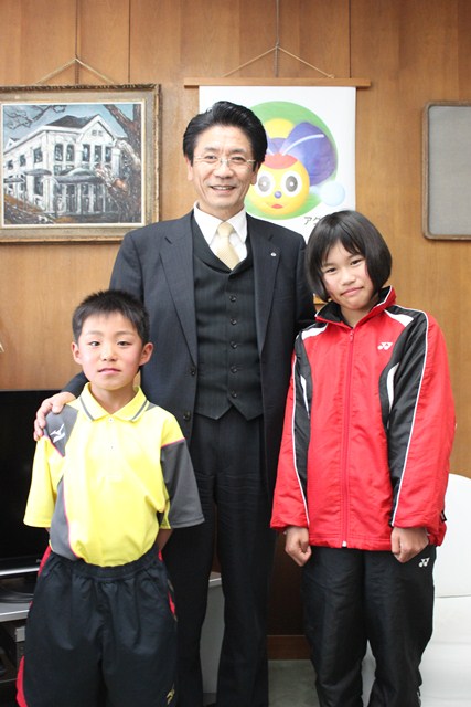 第13回全国小学生ソフトテニス大会に出場する井本遥乃さん(右・英比小6年)と東谷爽流君(左・英比小5年)
