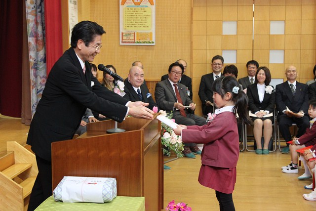 ほくぶ幼稚園卒園児に記念品を贈る町長