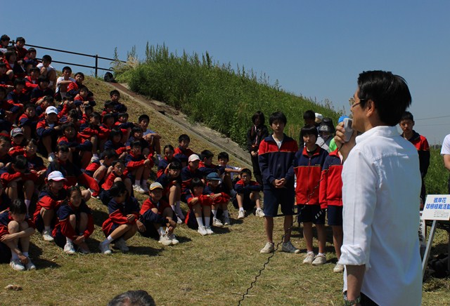 ボランティア参加にした中学生にあいさつをする町長