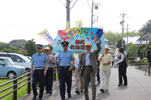 参加者とともに「飲酒運転根絶」を訴えながら町内をパレード