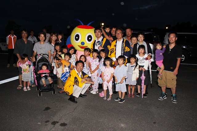 大村愛知県知事を囲み、ほたる観察会参加者と記念撮影