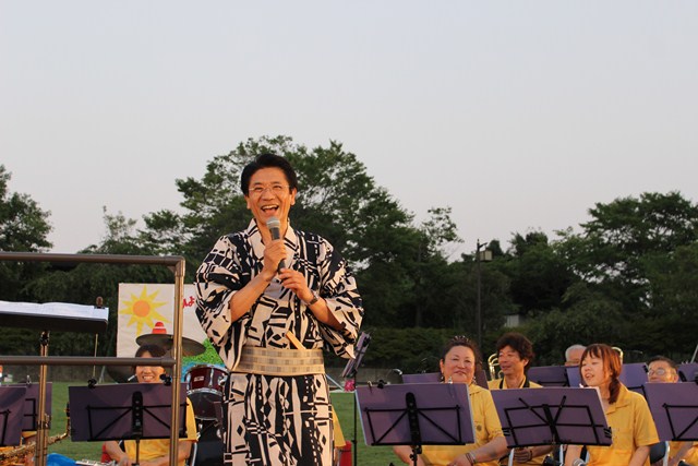 音楽会に参加してあいさつをする町長