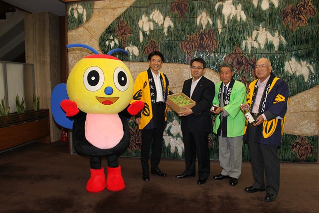 愛知県知事へアグピーとともに阿久比産青梅で作ったお酒と梅ジャムを贈呈する町長