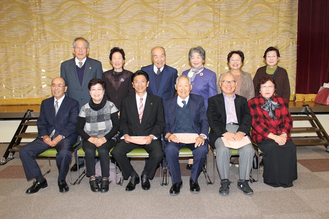 自慢の歯を見せて微笑む8020運動表彰者の皆さん