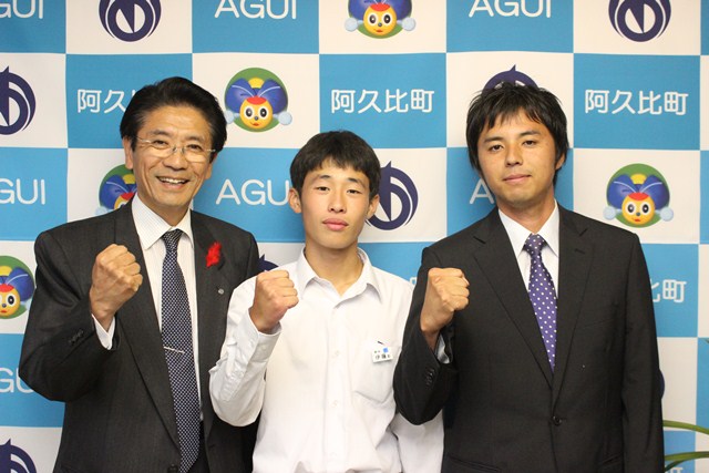 健闘を誓う伊藤彰海君(中央)