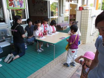 アイス屋さんでアイスを渡す子どもたち