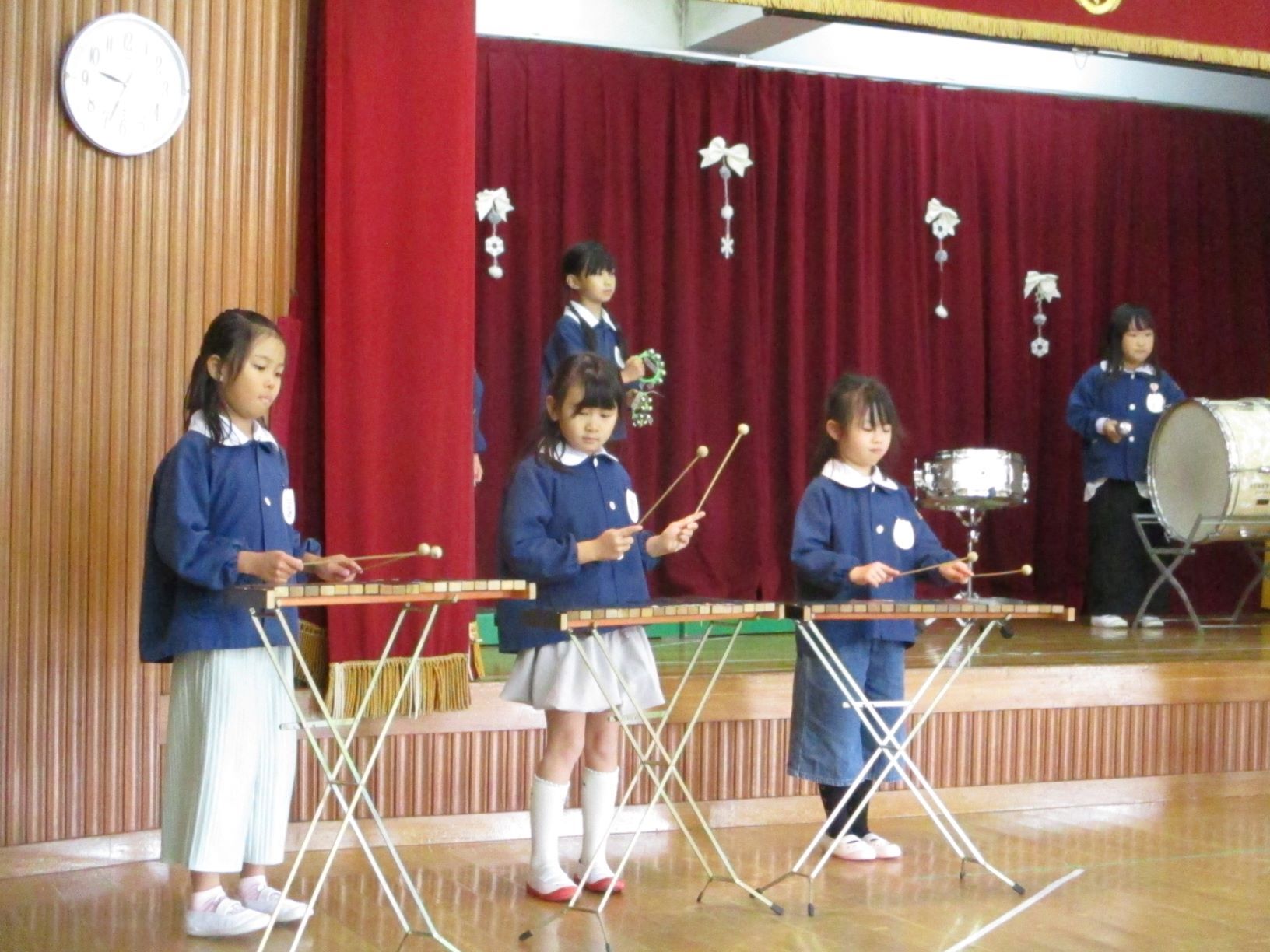 演奏する子ども