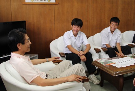 第42回全日本中学校陸上競技選手権大会で四種競技に出場する中村陸斗さん(阿久比中学3年:左)と100メートルに出場する伊藤彰海さん(同:中央)
