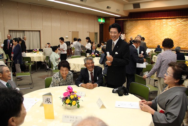 笑顔があふれる「ダイヤモンド婚者・金婚者お祝いの会」会場