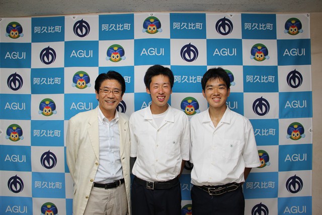 全国高等学校総合体育大会陸上100メートルに出場する小川桂史さん(阿久比高校3年:右)と110メートルハードルに出場する岡戸祐太さん(同:中央)
